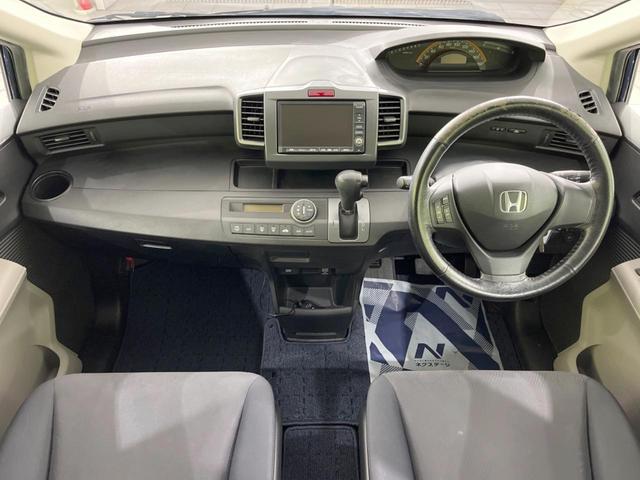 フリード Ｇ　Ｌパッケージ　後席モニター　メーカーＨＤＤナビ　バックカメラ　禁煙車　ＥＴＣ　オートエアコン　ＣＤ／ＤＶＤ再生　地デジＴＶ　ステアリングスイッチ　７人乗り　ウインカーミラー　２列目キャプテンシート（2枚目）