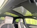 【パノラマルーフ】大型のガラスルーフ搭載で車内の解放感が一気にアップ！開放的なドライブをお楽しみいただけます。