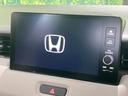 ヴェゼル ｅ：ＨＥＶ　Ｚ・ＰＬａＹパッケージ　パノラマルーフ　プレミアムオーディオ　全周囲カメラ　９型ホンダコネクトディスプレイ　禁煙車　ワイヤレス充電　ＥＴＣ２．０　ツートーンルーフ　１８インチアルミ　ハンズフリーパワーバックドア　コンビシート（4枚目）