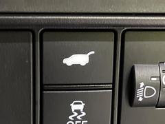 【パワーバックドア】スマートキーや運転席のボタンを押すだけでリアゲートが自動で開閉します！荷物を持っている時や、高い位置にあるバックドアを閉める際に便利な機能です♪ 3