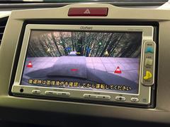 【バックカメラ】駐車時に後方がリアルタイム映像で確認できます。大型商業施設や立体駐車場での駐車時や、夜間のバック時に大活躍！運転スキルに関わらず、今や必須となった装備のひとつです！ 4