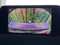 【バックカメラ】駐車時に後方がリアルタイム映像で確認できます。大型商業施設や立体駐車場での駐車時や、夜間のバック時に大活躍！運転スキルに関わらず、今や必須となった装備のひとつです！ 4