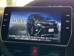 【大画面ナビ】人気の大型１０インチナビを装備。存在感のある大画面はインパクト大！ナビ利用時のマップ表示は見やすく、テレビやＤＶＤは臨場感がアップ！いつものドライブがグッと楽しくなります♪ 3