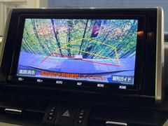 【バックカメラ】駐車時に後方がリアルタイム映像で確認できます。大型商業施設や立体駐車場での駐車時や、夜間のバック時に大活躍！運転スキルに関わらず、今や必須となった装備のひとつです！ 4