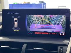 【バックカメラ】駐車時に後方がリアルタイム映像で確認できます。大型商業施設や立体駐車場での駐車時や、夜間のバック時に大活躍！運転スキルに関わらず、今や必須となった装備のひとつです！ 4