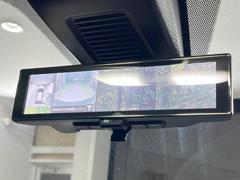 【インテリジェントルームミラー】後席の大きな荷物や同乗者で後方が確認しづらい時でも安心！カメラが撮影した車両後方の映像をルームミラー内に表示。クリアな視界で状況の確認が可能です！ 5
