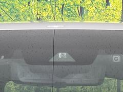 【トヨタセーフティセンス】走行中に前方の車両等を認識し、衝突しそうな時は警報とブレーキで衝突回避と被害軽減をアシスト。より安全にドライブをお楽しみいただけます。 6