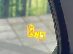 【ブラインドスポットモニター】走行中、ドアミラーの死角になりやすい箇所に後続車が接近するとサイドミラーのレンズに警告を表示！ドライバーに注意喚起をしてくれます。 7
