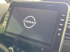 【大画面ナビ】人気の大型１０インチナビを装備。存在感のある大画面はインパクト大！ナビ利用時のマップ表示は見やすく、テレビやＤＶＤは臨場感がアップ！いつものドライブがグッと楽しくなります♪ 3