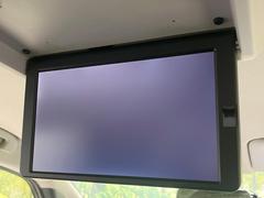 【フリップダウンモニター】大画面モニターで後席でもエンタメをお楽しみいただけます。小さなお子様にも大人気の装備です♪ 5
