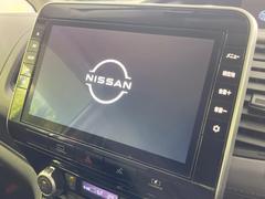 【純正１０型ナビ】人気の純正ナビを装備。オーディオ機能も充実しており、Ｂｌｕｅｔｏｏｔｈ接続すればお持ちのスマホやＭＰ３プレイヤーの音楽を再生可能！毎日の運転がさらに楽しくなります！！ 3