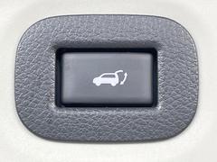 【パワーバックドア】スマートキーや運転席のボタンを押すだけでリアゲートが自動で開閉します！荷物を持っている時や、高い位置にあるバックドアを閉める際に便利な機能です♪ 7