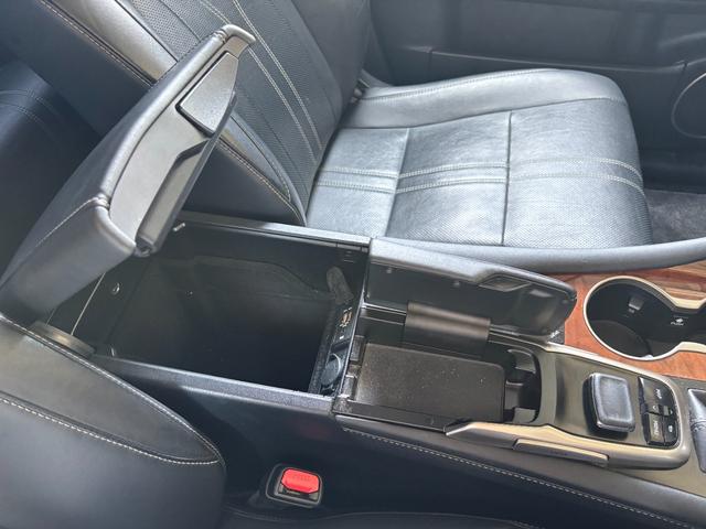 ＲＸ ＲＸ２００ｔ　バージョンＬ　マークレビンソンプレミアムサラウンド　パノラマルーフ　黒革　木目調内装　セーフティセンス　ＡＣＣ　純正ナビ　パノラマビュー　フルセグＴＶ　カードキー１個　Ｓキー２個　取説（30枚目）