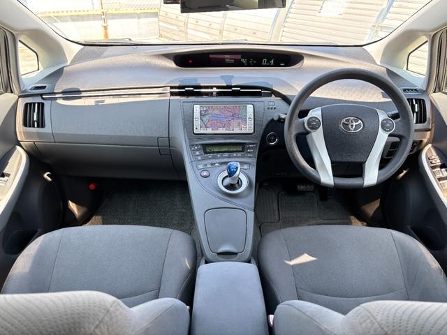 プリウス Ｓ　純正ＳＤナビ　ワンセグＴＶ　バックカメラ　ＥＴＣ　オートライト　フォグランプ　純正１５ＡＷ　　車ナビ取説　スマートキー２個　整備記録簿Ｈ２９．３１．Ｒ２．４．６年（9枚目）