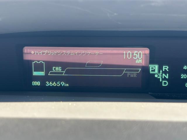 プリウス Ｓ　純正ＳＤナビ　ワンセグＴＶ　バックカメラ　ＥＴＣ　オートライト　フォグランプ　純正１５ＡＷ　　車ナビ取説　スマートキー２個　整備記録簿Ｈ２９．３１．Ｒ２．４．６年（11枚目）