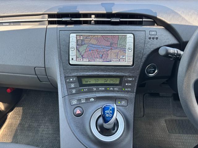 プリウス Ｓ　純正ＳＤナビ　ワンセグＴＶ　バックカメラ　ＥＴＣ　オートライト　フォグランプ　純正１５ＡＷ　　車ナビ取説　スマートキー２個　整備記録簿Ｈ２９．３１．Ｒ２．４．６年（13枚目）