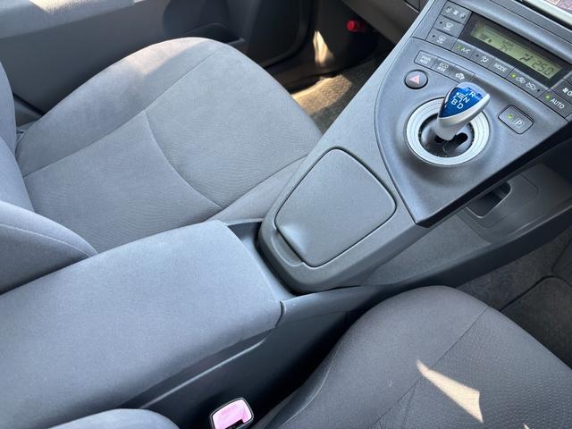 プリウス Ｓ　純正ＳＤナビ　ワンセグＴＶ　バックカメラ　ＥＴＣ　オートライト　フォグランプ　純正１５ＡＷ　　車ナビ取説　スマートキー２個　整備記録簿Ｈ２９．３１．Ｒ２．４．６年（18枚目）
