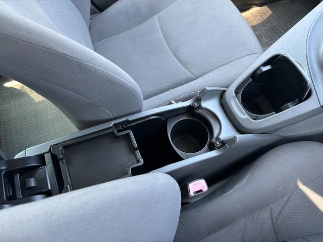 プリウス Ｓ　純正ＳＤナビ　ワンセグＴＶ　バックカメラ　ＥＴＣ　オートライト　フォグランプ　純正１５ＡＷ　　車ナビ取説　スマートキー２個　整備記録簿Ｈ２９．３１．Ｒ２．４．６年（19枚目）