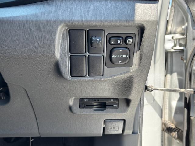 プリウス Ｓ　純正ＳＤナビ　ワンセグＴＶ　バックカメラ　ＥＴＣ　オートライト　フォグランプ　純正１５ＡＷ　　車ナビ取説　スマートキー２個　整備記録簿Ｈ２９．３１．Ｒ２．４．６年（25枚目）