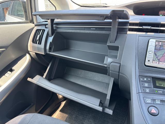 プリウス Ｓ　純正ＳＤナビ　ワンセグＴＶ　バックカメラ　ＥＴＣ　オートライト　フォグランプ　純正１５ＡＷ　　車ナビ取説　スマートキー２個　整備記録簿Ｈ２９．３１．Ｒ２．４．６年（28枚目）