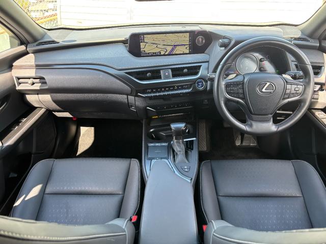 UX UX250h バージョンC ワンオーナー 禁煙車 純正メモリナビ 全周囲カメラ フルセグTV ETC2.0 前後ドラレコ 本革シート メモリーシート シートヒーター ステアリングヒーター レーダークルーズ スマートキー2個(3枚目)