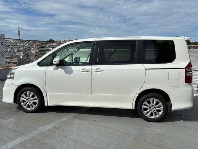 ノア Si ダブルバイビーII ワンオーナー  禁煙車 純正SDナビ フルセグTV(走行中可) 雨滴除去バックカメラ ETC 両側パワースライド 保証書 記録簿9枚有り 取説(車・ナビ) リバース連動ミラー スマートキー×2(3枚目)
