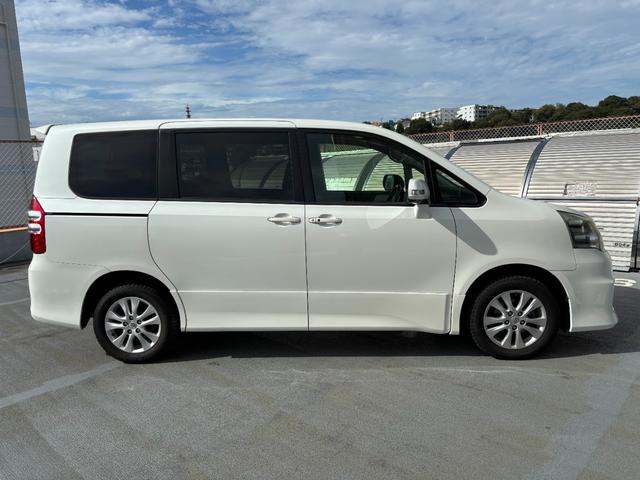 ノア Si ダブルバイビーII ワンオーナー  禁煙車 純正SDナビ フルセグTV(走行中可) 雨滴除去バックカメラ ETC 両側パワースライド 保証書 記録簿9枚有り 取説(車・ナビ) リバース連動ミラー スマートキー×2(7枚目)