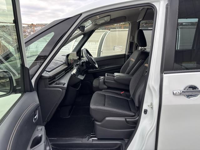 セレナ ハイウェイスターV 1オーナー Fスポイラー 純正コネクトナビ ステアヒーター シートヒーター(運転席/2列目) 後席モニター プロパイロット ワイヤレス充電 ETC2.0 フルセグTV 全方位カメラ(9枚目)