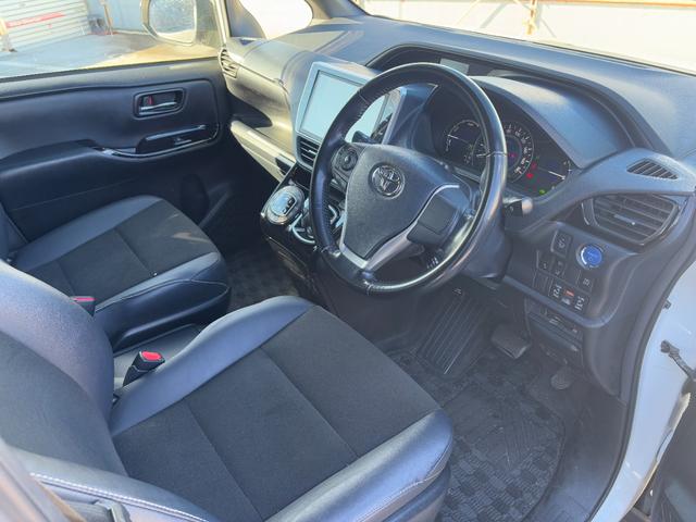 ノア ハイブリッドＳｉ　ダブルバイビー　ワンオーナー　禁煙車　純正１０インチナビ　ハーフレザー　フルセグＴＶ　バックカメラ　ビルトインＥＴＣ　シートヒーター　クルーズコントロール　セーフティセンス　スマートキー２個　毎年整備記録簿（6枚目）