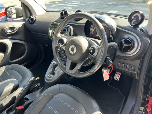 スマートフォーツークーペ ＢＲＡＢＵＳ　スポーツ　パノラミックガラスルーフ　黒レザーシート　シートヒーター　パドルシフト　クルーズコントロール　コーナーセンサー　二年車検付き　１７インチＡＷ　アイドリングストップ　レーンキープアシスト　追突警告（2枚目）
