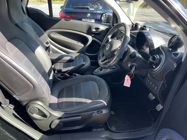スマートフォーツークーペ ＢＲＡＢＵＳ　スポーツ　パノラミックガラスルーフ　黒レザーシート　シートヒーター　パドルシフト　クルーズコントロール　コーナーセンサー　二年車検付き　１７インチＡＷ　アイドリングストップ　レーンキープアシスト　追突警告（5枚目）