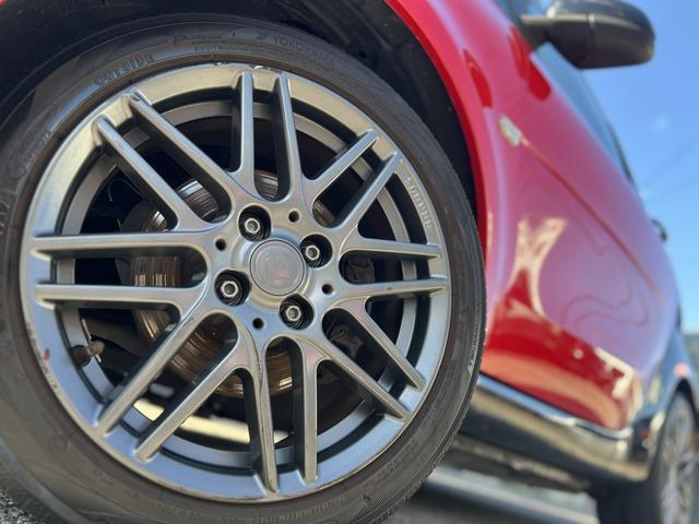 スマートフォーツークーペ ＢＲＡＢＵＳ　スポーツ　パノラミックガラスルーフ　黒レザーシート　シートヒーター　パドルシフト　クルーズコントロール　コーナーセンサー　二年車検付き　１７インチＡＷ　アイドリングストップ　レーンキープアシスト　追突警告（24枚目）