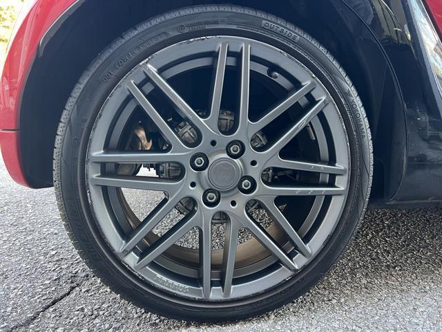 スマートフォーツークーペ ＢＲＡＢＵＳ　スポーツ　パノラミックガラスルーフ　黒レザーシート　シートヒーター　パドルシフト　クルーズコントロール　コーナーセンサー　二年車検付き　１７インチＡＷ　アイドリングストップ　レーンキープアシスト　追突警告（35枚目）