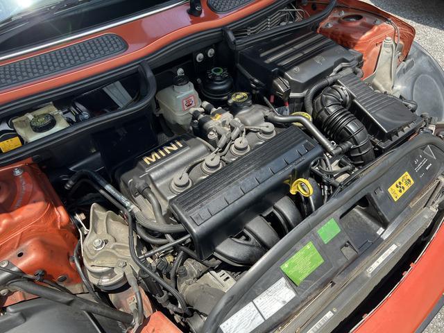ＭＩＮＩ クーパー　コンバーチブル　５速ＭＴ　電動オープン　オーディオ　バックカメラ　ＵＳＢ　ＡＵＸ　ＥＴＣ　フォグランプ　オートエアコン　社外１７インチＡＷ　二年車検付　キーレス　ハーフレザーシート　リア障害物センサー（19枚目）