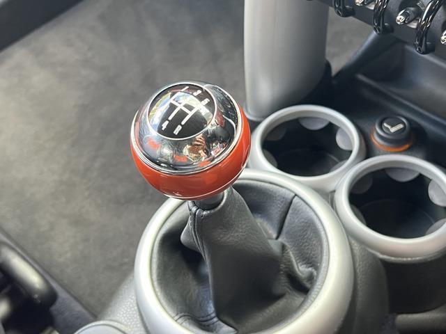 ＭＩＮＩ クーパー　コンバーチブル　５速ＭＴ　電動オープン　オーディオ　バックカメラ　ＵＳＢ　ＡＵＸ　ＥＴＣ　フォグランプ　オートエアコン　社外１７インチＡＷ　二年車検付　キーレス　ハーフレザーシート　リア障害物センサー（24枚目）