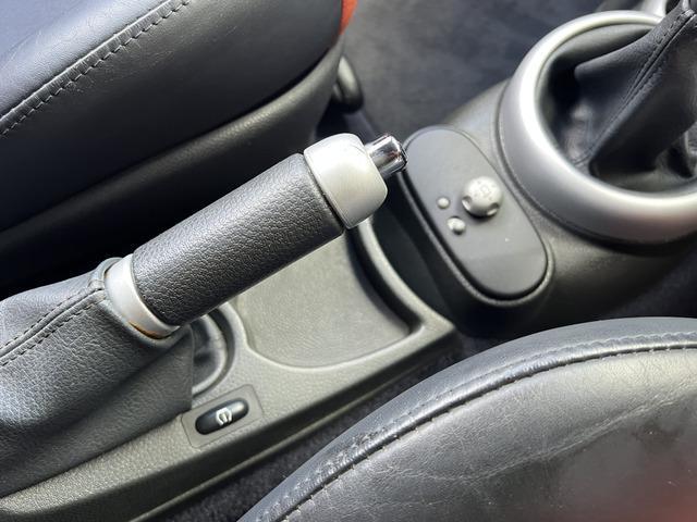 ＭＩＮＩ クーパー　コンバーチブル　５速ＭＴ　電動オープン　オーディオ　バックカメラ　ＵＳＢ　ＡＵＸ　ＥＴＣ　フォグランプ　オートエアコン　社外１７インチＡＷ　二年車検付　キーレス　ハーフレザーシート　リア障害物センサー（25枚目）