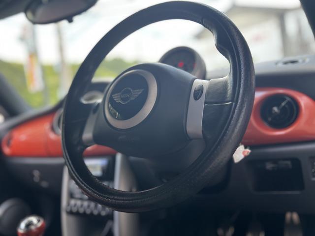 ＭＩＮＩ クーパー　コンバーチブル　５速ＭＴ　電動オープン　オーディオ　バックカメラ　ＵＳＢ　ＡＵＸ　ＥＴＣ　フォグランプ　オートエアコン　社外１７インチＡＷ　二年車検付　キーレス　ハーフレザーシート　リア障害物センサー（32枚目）