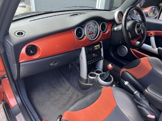 ＭＩＮＩ クーパー　コンバーチブル　５速ＭＴ　電動オープン　オーディオ　バックカメラ　ＵＳＢ　ＡＵＸ　ＥＴＣ　フォグランプ　オートエアコン　社外１７インチＡＷ　二年車検付　キーレス　ハーフレザーシート　リア障害物センサー（36枚目）