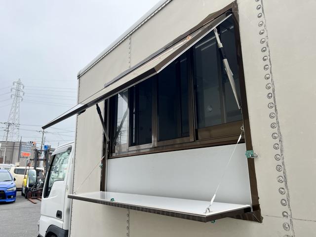 タイタンダッシュ オートマ キッチンカー フードトラック 移動販売車 ケータリングカー シンク 換気扇 エアコン コンロ 窓サッシ コンセント バックカメラ(51枚目)