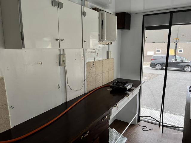 タイタンダッシュ オートマ キッチンカー フードトラック 移動販売車 ケータリングカー シンク 換気扇 エアコン コンロ 窓サッシ コンセント バックカメラ(65枚目)