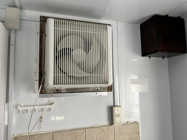 タイタンダッシュ オートマ キッチンカー フードトラック 移動販売車 ケータリングカー シンク 換気扇 エアコン コンロ 窓サッシ コンセント バックカメラ(71枚目)