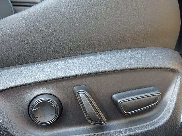 プリウス Ｚ　Ｚ（５名）　ワンオーナー　禁煙　新車保証継承　衝突軽減　チームメイト　１２．３型ＴＶナビ　パノラマルーフ　デジタルインナーミラー　１９インチアルミ　充電ケーブル　車検Ｒ９／１１（20枚目）
