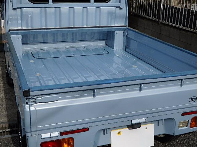 ハイゼットトラック ジャンボ　５５ｔｈアニバーサリーゴールドエディション　関東産　切替式４ＷＤ　スロープ式平シート　ＬＥＤライト　フォグライト　ＥＴＣ　Ｗエアバック　キーレス　ＡＢＳ　黒革調シートカバー　車検Ｒ８／５　１年保証（5枚目）