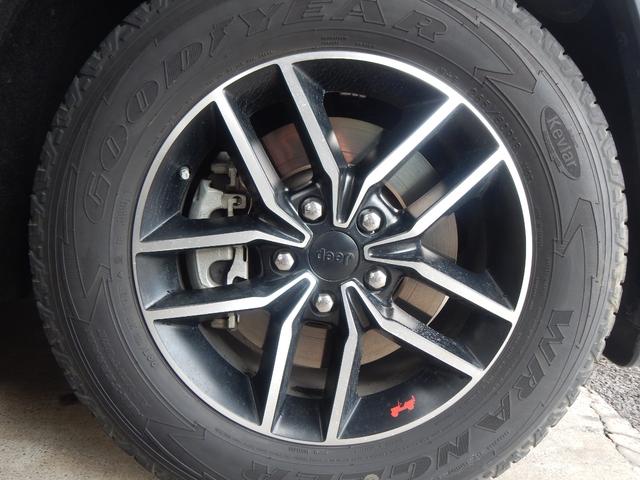 ジープ・グランドチェロキー トレイルホーク　限定車　１オーナー　ナビＴＶ切替カメラ　カープレイ　専用インテリア　前席パワーシート　前後Ｓヒーター　パワーバックドア　ヒッチメンバー（5枚目）
