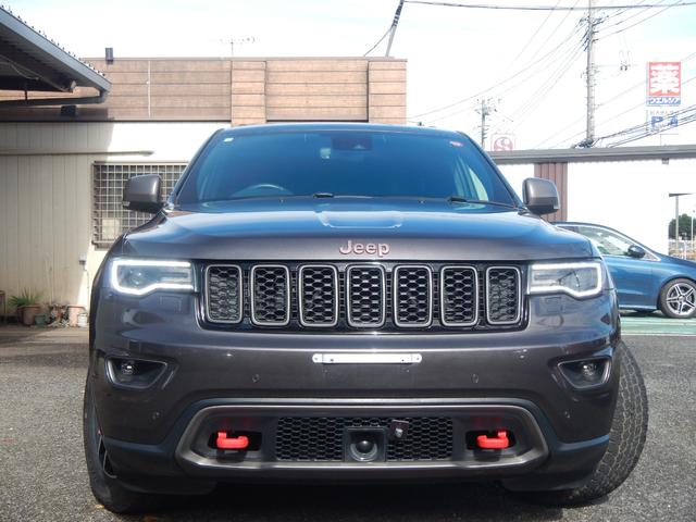 ジープ・グランドチェロキー トレイルホーク　限定車　１オーナー　ナビＴＶ切替カメラ　カープレイ　専用インテリア　前席パワーシート　前後Ｓヒーター　パワーバックドア　ヒッチメンバー（7枚目）