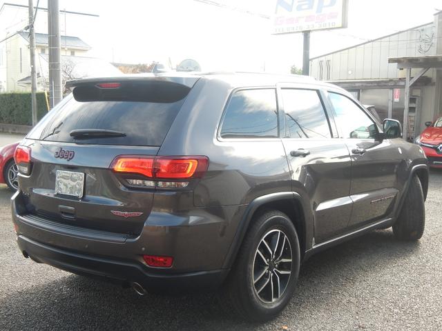 ジープ・グランドチェロキー トレイルホーク　限定車　１オーナー　ナビＴＶ切替カメラ　カープレイ　専用インテリア　前席パワーシート　前後Ｓヒーター　パワーバックドア　ヒッチメンバー（9枚目）