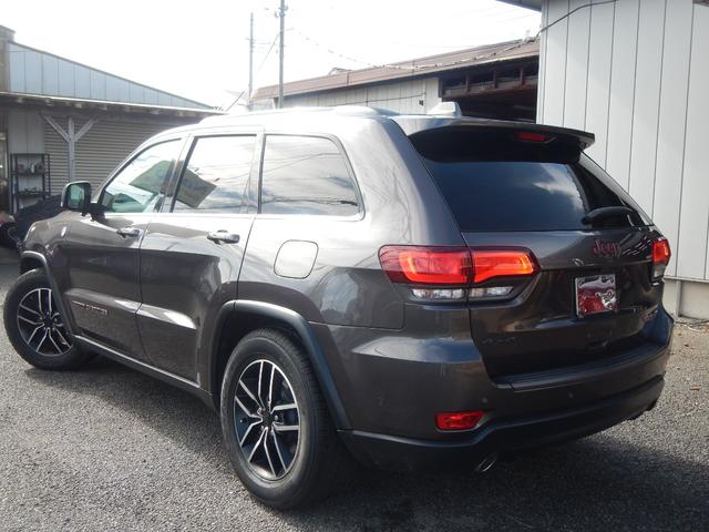 ジープ・グランドチェロキー トレイルホーク　限定車　１オーナー　ナビＴＶ切替カメラ　カープレイ　専用インテリア　前席パワーシート　前後Ｓヒーター　パワーバックドア　ヒッチメンバー（10枚目）