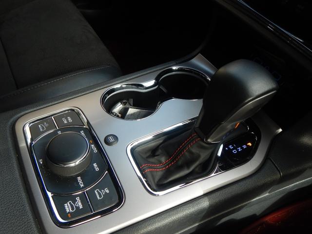 ジープ・グランドチェロキー トレイルホーク　限定車　１オーナー　ナビＴＶ切替カメラ　カープレイ　専用インテリア　前席パワーシート　前後Ｓヒーター　パワーバックドア　ヒッチメンバー（13枚目）