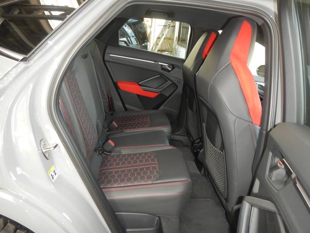 RS Q3 スポーツバック ベースグレード ベースグレード(5名)RSデザインPKG ブラックスタイリングPKG RSダンピングCLサスペンション RSスポーツエキゾースト RSバーチャルコックピット SONOS 21黒AW 赤キャリパー(27枚目)