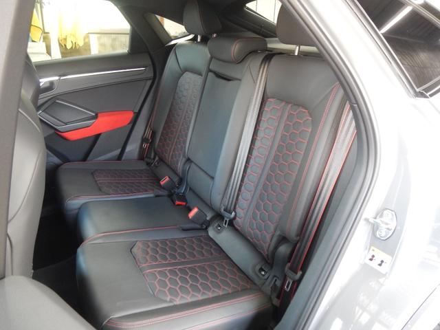 RS Q3 スポーツバック ベースグレード ベースグレード(5名)RSデザインPKG ブラックスタイリングPKG RSダンピングCLサスペンション RSスポーツエキゾースト RSバーチャルコックピット SONOS 21黒AW 赤キャリパー(28枚目)